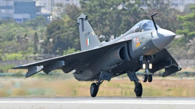 सीमा पर तनाव: टू फ्रंट मुकाबले के लिए तैयार भारत, पश्चिमी मोर्चे पर तैनात किए हल्के स्वदेशी लड़ाकू विमान तेजस 