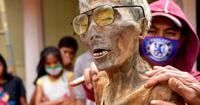 अजब-गजब: इस देश में हर 3 साल में कब्रों से निकाली जाती हैं लाशें, फिर उनके साथ मनाया जाता है यह फेस्टिवल अजब-गजब: इस देश में हर 3 साल में कब्रों से निकाली जाती हैं लाशें, फिर उनके साथ मनाया जाता है यह फेस्टिवल