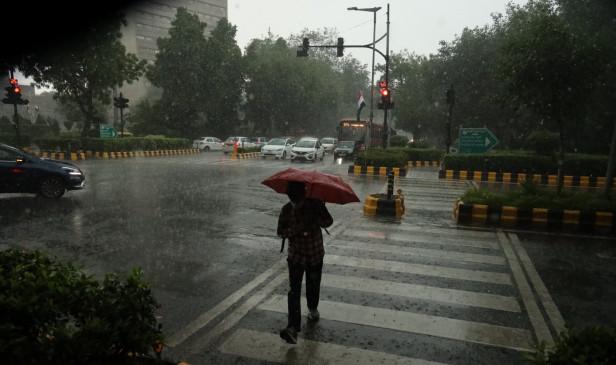 दिल्ली-एनसीआर में भारी बारिश के बाद कई इलाकों में जलभराव