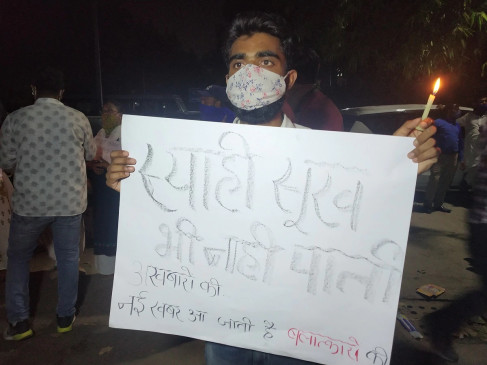 हाथरस कांड की आग दिल्ली से महाराष्ट्र तक पहुंची, नागपुर में योगी का पुतला जलाया- मुंबई में भी हुआ प्रदर्शन हाथरस कांड की आग दिल्ली से महाराष्ट्र तक पहुंची, नागपुर में योगी का पुतला जलाया- मुंबई में भी हुआ प्रदर्शन