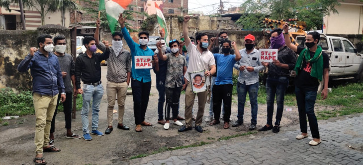 हाथरस कांड की आग दिल्ली से महाराष्ट्र तक पहुंची, नागपुर में योगी का पुतला जलाया- मुंबई में भी हुआ प्रदर्शन हाथरस कांड की आग दिल्ली से महाराष्ट्र तक पहुंची, नागपुर में योगी का पुतला जलाया- मुंबई में भी हुआ प्रदर्शन