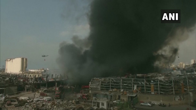 लेबनान: धमाके के महीनेभर बाद बेरूत पोर्ट पर लगी भीषण आग, काले धुएं से भरा आसमान