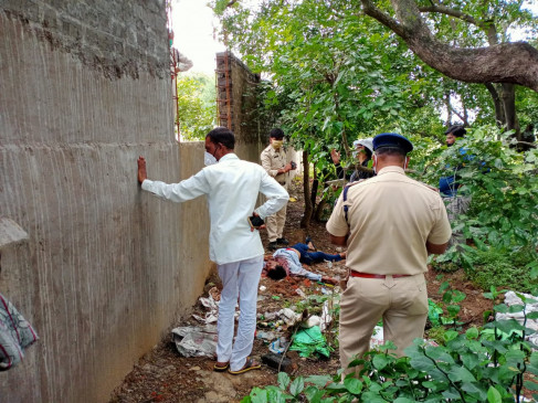 A young man who came out of the house to sing bhajan was strangled to death