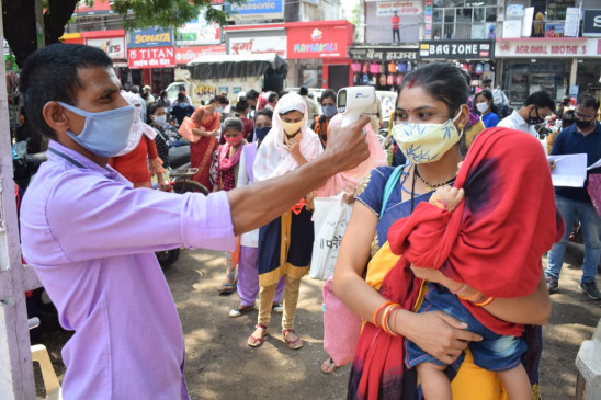 परीक्षा ने मिटाया कोरोना संक्रमण का डर, कॉलेज में उमड़ी हजारों छात्राएं परीक्षा ने मिटाया कोरोना संक्रमण का डर, कॉलेज में उमड़ी हजारों छात्राएं