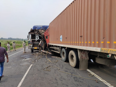 One dead, three injured in collision of two trucks - Rescue the injured trapped in the truck