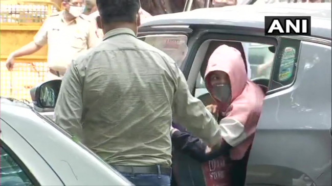 SSR DEATH CASE: रिया पौने 6 घंटे बाद बांद्रा पुलिस स्टेशन से निकलीं, आज रिया-शोविक को आमने-सामने बिठाकर सवाल करेगी NCB