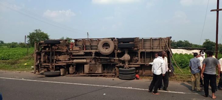 The truck overturned after the collision, the truck overturned, both died