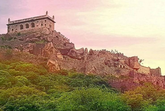 अजब-गजब: रहस्यों से भरा है 400 साल पुराना गोलकोंडा किला, जानें इससे जुड़ी कुछ खास बातें अजब-गजब: रहस्यों से भरा है 400 साल पुराना गोलकोंडा किला, जानें इससे जुड़ी कुछ खास बातें