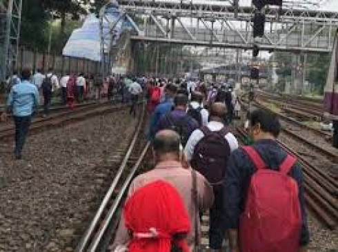 ढाई घंटे में बाद मुंबई के कुछ इलाकों में बिजली बहाल, सीएम उद्धव ने दिए जांच के आदेश ढाई घंटे में बाद मुंबई के कुछ इलाकों में बिजली बहाल, सीएम उद्धव ने दिए जांच के आदेश