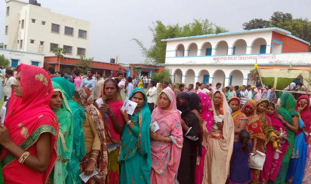  बिहार चुनाव: 71 सीटों के लिए मतदान जारी, पहले 2 घंटे में 6.74 फीसदी मतदान 