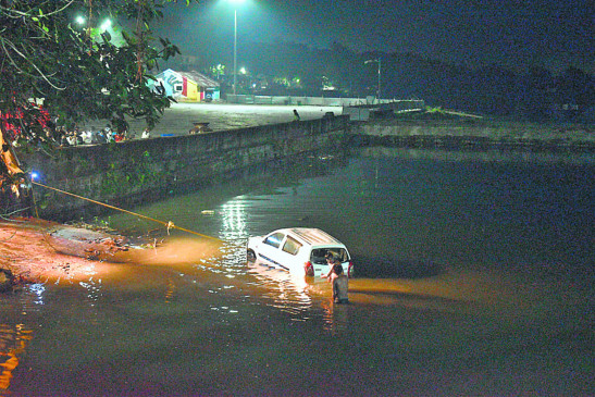 Car jumped into Futala pond for suicide
