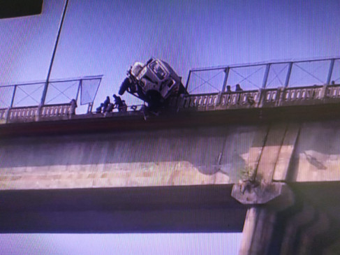 Dumper hanging after breaking railing of Tilwara bridge - accident while coming to town by loading ballast Dumper hanging after breaking railing of Tilwara bridge - accident while coming to town by loading ballast