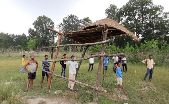 Elephant crushed villager - jumped from scaffolding to save his life, but elephant remained behind