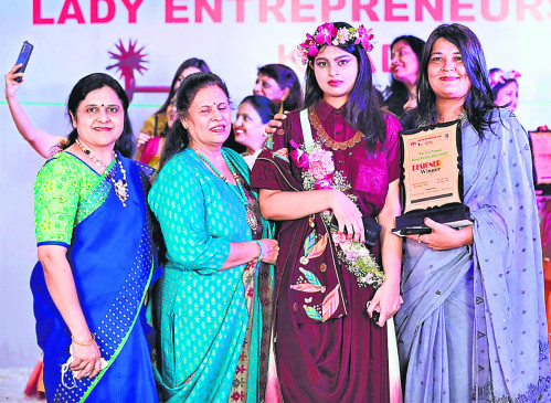 Khadi is also stylish, glamorous from charkha to ramp