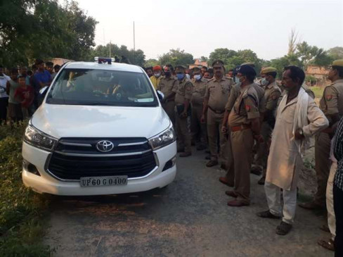 Ballia: पुलिस अफसरों और एसडीएम के सामने युवक के सीने में 4 गोलियां मारीं, अधिकारी निलंबित