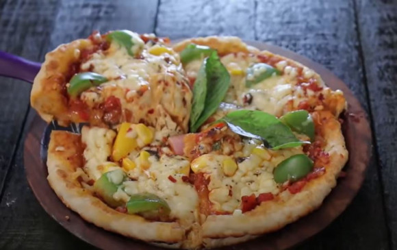 Pizza: इस विधि से बनाएं बाजार जैसा चीज बर्स्ट पिज्जा, जानें रेसिपी