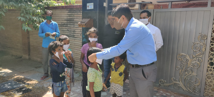 कोरोना के विरूद्ध जनआंदोलन अतिरिक्त निदेशक डीएलबी ने घरों पर चिपकाये स्टीकर, बच्चों को मास्क पहनाये इंदिरा रसोई के प्रचार के लिये मण्डी पहुंचे, लोगों से कि योजना का लाभ लेने की अपील कोरोना के विरूद्ध जनआंदोलन अतिरिक्त निदेशक डीएलबी ने घरों पर चिपकाये स्टीकर, बच्चों को मास्क पहनाये इंदिरा रसोई के प्रचार के लिये मण्डी पहुंचे, लोगों से कि योजना का लाभ लेने की अपील