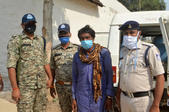 Rewarded dacoit of Gauri Yadav gang arrested - 12 bore gun and food items including cartridges seized