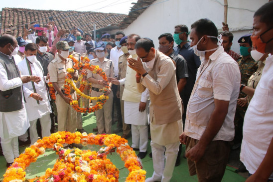 Shaheed Dhirendra Tripathi merges in Panchatattva, innocent son gives fire