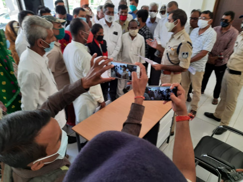 Sinhapur firing - wife and daughter of deceased came forward to arrest Sho and constable