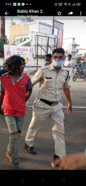 The policemen brought the crooks who had run away by giving them the police