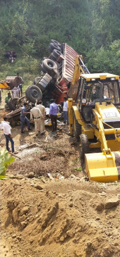 Unbridled truck fell into the ditch, two killed, one serious