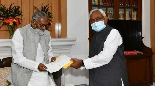 BIHAR: सरकार बनाने की प्रक्रिया शुरू, नीतीश कुमार ने CM पद से इस्तीफा दिया, राज्यपाल से विधानसभा भंग करने की सिफारिश