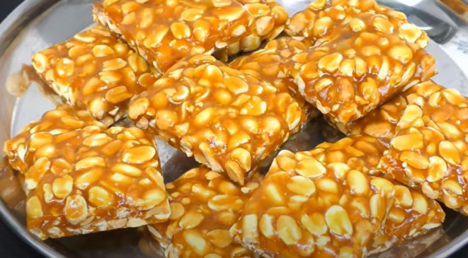 Peanut Chikki: सर्दियों में ऐसे बनाएं गुड़ की क्रंची मूंगफली गजक,  जानें रेसिपी Peanut Chikki: सर्दियों में ऐसे बनाएं गुड़ की क्रंची मूंगफली गजक,  जानें रेसिपी