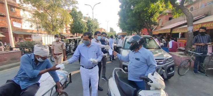 जयपुर: कोरोना के विरूद्ध जन आंदोलन डीएलबी निदेशक एवं आयुक्त हैरिटेज ने किये मास्क वितरित बड़ी चौपड़ से सुभाष चौक के बीच दुकानों पर जाकर मास्क बांटे जयपुर: कोरोना के विरूद्ध जन आंदोलन डीएलबी निदेशक एवं आयुक्त हैरिटेज ने किये मास्क वितरित बड़ी चौपड़ से सुभाष चौक के बीच दुकानों पर जाकर मास्क बांटे