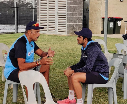 Shastri talks with young Shubman Gill before ODI series