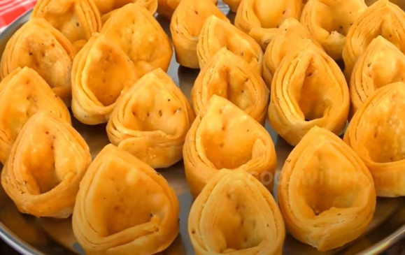Snacks: दस मिनट में बनाएं खस्ता परतदार मठरी, जानें आसान रेसिपी