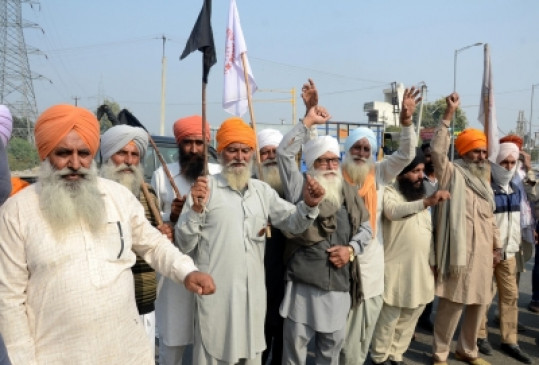 Strike: पंजाब-हरियाणा सीमा पर जुटे सैकड़ों प्रदर्शनकारी किसान, दोनों राज्यों की सीमाओं पर भारी पुलिसबल तैनात