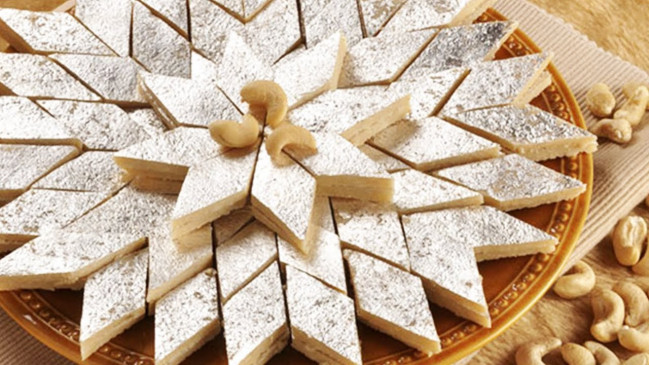 Sweet: इस दिवाली घर पर बनाएं स्वादिष्ट काजू कतली, आसान है रेसिपी