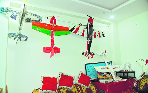 Aeromodeling instructor built 1 gram indoor aircraft out of wood