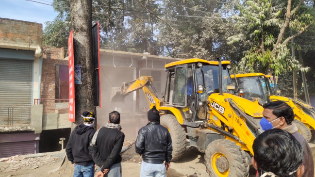 Bulldozers on illegal construction of drug mafia, stir by municipal and police action