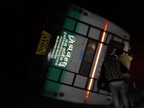 Bus overturned on NH, 20 injured