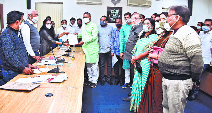 Dayashankar Tiwari from BJP for the post of Mayor and Manisha Dhawade filed nomination for Upmahapour