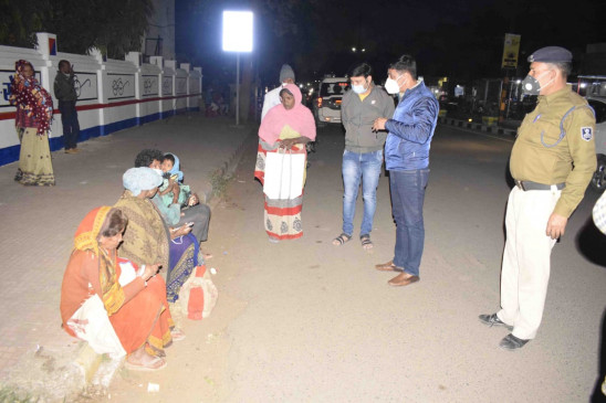 Family sitting on the roadside carrying the dead body of the newborn, the police took it home