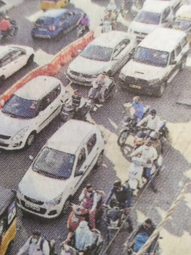 Four wheeler occupied by Bloomberg Road from Homescience College
