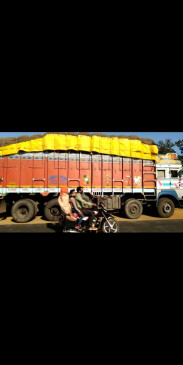 Heavy vehicles blast in no-entry from Garha crossing to Deendayal Chowk, traffic police oblivious