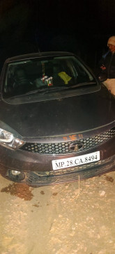 Illegal liquor smuggling was done by car, accused absconding from the spot