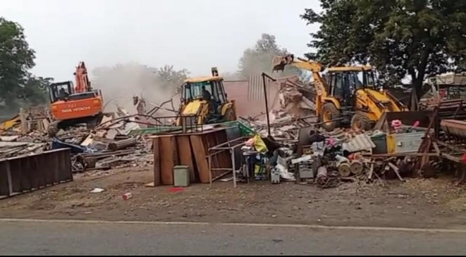 Illegal occupation of mafia spread over 20 thousand square feet on government land demolished