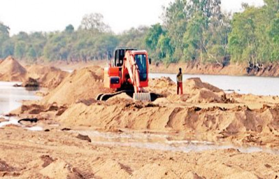 Illegal quarrying from Narmada - 2 poklen and more than 100 haiva seized sand