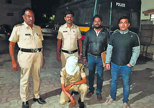 Illegal recovery of fake police in front of real police, suspected of complicity