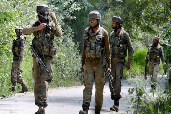 जम्मू कश्मीर: आतंकवादियों सेना के कैंप पर फेंका ग्रेनेड, सुरक्षाबलों ने इलाके में की घेराबंदी