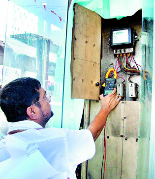 Mahavitaran is kind to big defaulters, action is being taken on the younger ones