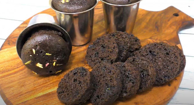 Cake: ना ओवन ना कुकर, स्टील के गिलास में बनाएं सॉफ्ट स्पंजी चॉकलेट केक, जानें रेसिपी
