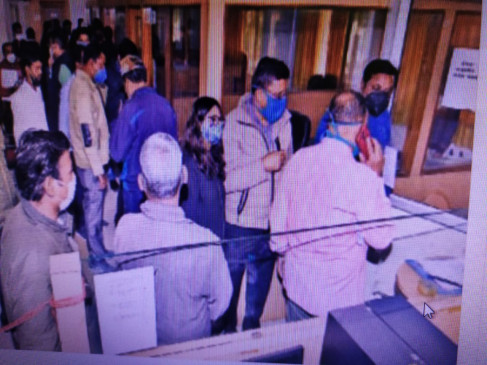 Massive gathering in registry offices, social distancing is not being followed, more than 250 registries