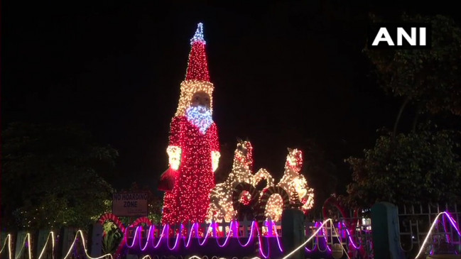 Merry Christmas: कोरोना संकट के बीच दुनियाभर में क्रिसमस की धूम, सोशल डिस्टेसिंग के साथ मनाया जा रहा पर्व