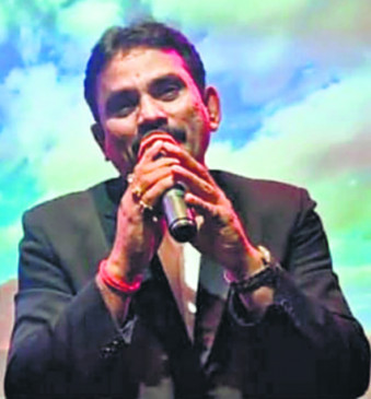 Mo by singing 26 songs continuously. Tribute to rafi